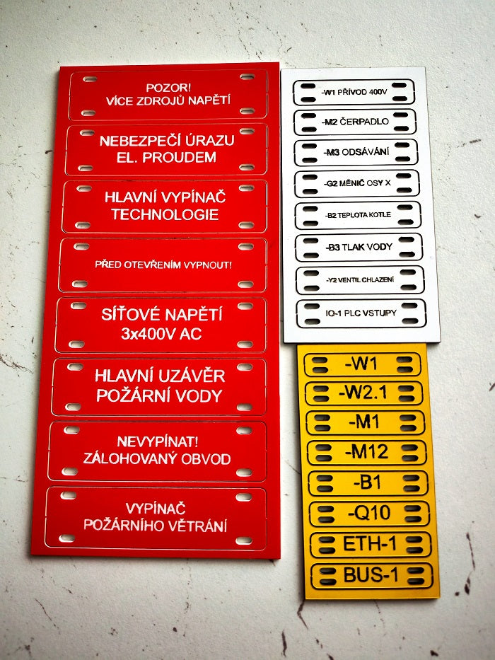 Gravírované kabelové štítky s výřezy pro pásky