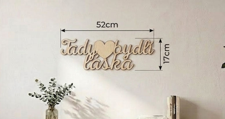 Dřevěný nápis Tady bydlí láska - velikost 52x17cm