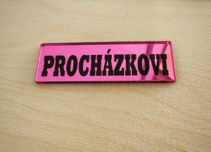 Zrcadlová jmenovka na dveře nebo schránku – personalizovaný štítek s vlastním textem