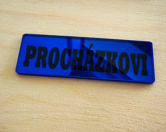 Zrcadlová jmenovka na dveře nebo schránku – personalizovaný štítek s vlastním textem