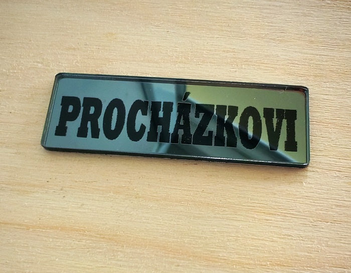 Zrcadlová jmenovka na dveře nebo schránku – personalizovaný štítek s vlastním textem