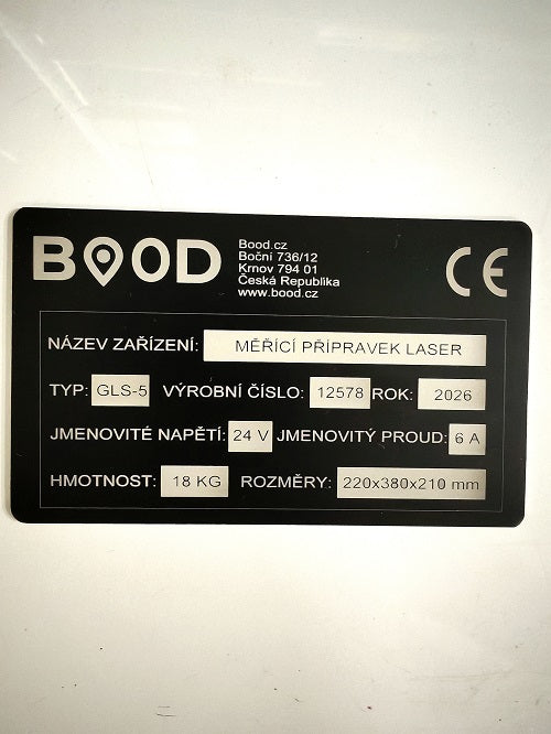 Zakázkový černý hliníkový výrobní štítek na stroje (elox)