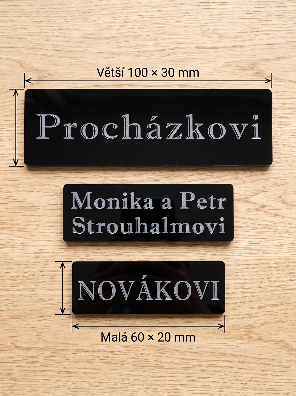Černá jmenovka na dveře nebo schránku – personalizovaný štítek s vlastním textem