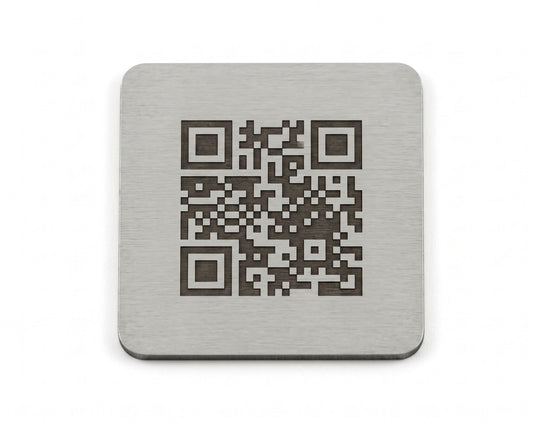 Gravírovaný štítek 40 mm – dvouvrstvý plast, stříbrný, QR kód, UV stabilní samolepící