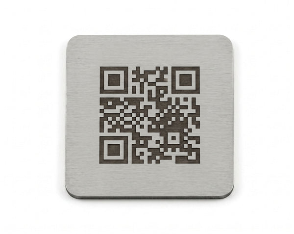 Gravírovaný štítek 40 mm – dvouvrstvý plast, stříbrný, QR kód, UV stabilní samolepící